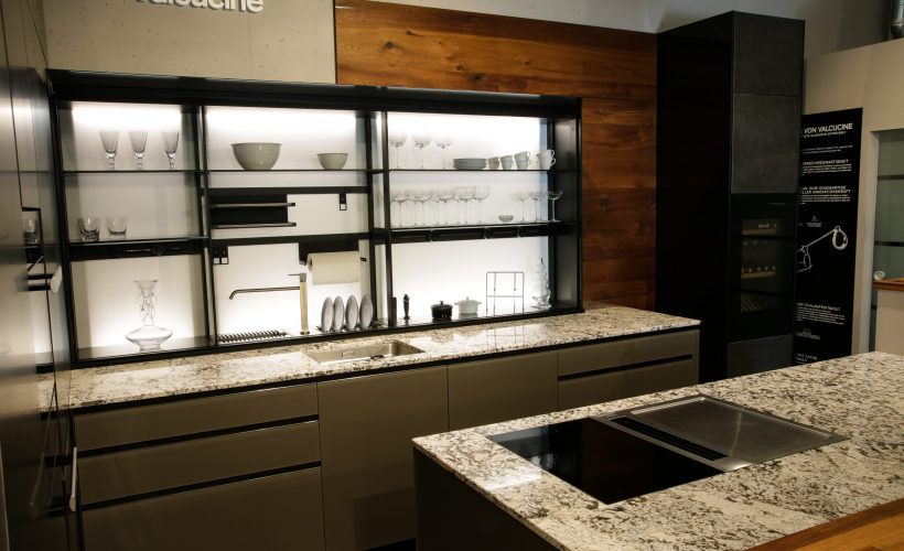 Valcucine_ganze-Kueche_BI2A8686-scaled